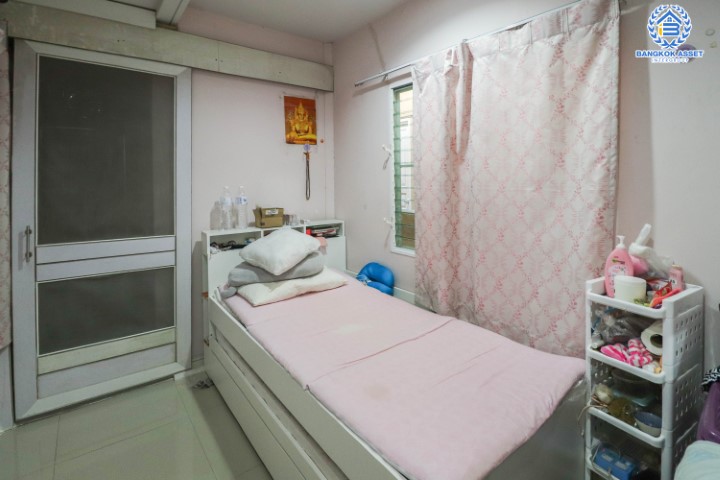 *****บ้านเดี่ยวทำเลใจกลางเมือง ม.เศรษฐสิริ งามวงศ์วาน-ประชาชื่น หลังมุม (ตรงข้าม ม.ธุรกิจบัณฑิตย์) บ้านหลังใหญ่ เนื้อที่ 77.8 ตร.ว. ฟังก์ชัน 5 ห้องนอน 4 ห้องน้ำ 2 ที่จอดรถ พื้นที่ใช้สอยเกือบ 250 ตร.ม. หน้าโครงการติดถนนประชาชื่น เชื่อมต่อถนนหลายสาย ใกล้เดอะมอลล์ฯ และจุดขึ้นทางด่วนงามวงศ์วาน